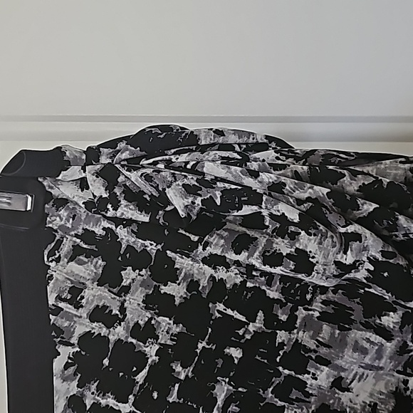 Geometric BCBG Black and White Wrap Skirt - Picture 2 of 3